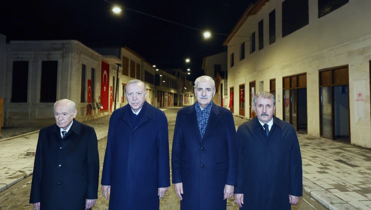 CUMHURBAŞKANI ERDOĞAN’IN BUTONA BASMASIYLA TARİHİN AYDINLATILAN İLK CADDESİ OLAN KURTULUŞ CADDESİ’NDE YENİDEN IŞIKLAR YANDI