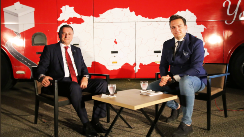 BAŞKAN SAVAŞ SEÇİM OTOBÜSÜNÜN İLK CANLI YAYIN KONUĞU OLDU