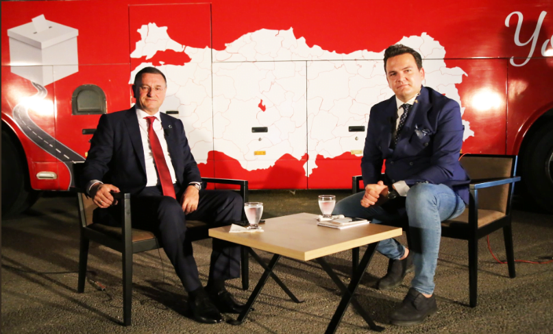 BAŞKAN SAVAŞ SEÇİM OTOBÜSÜNÜN İLK CANLI YAYIN KONUĞU OLDU