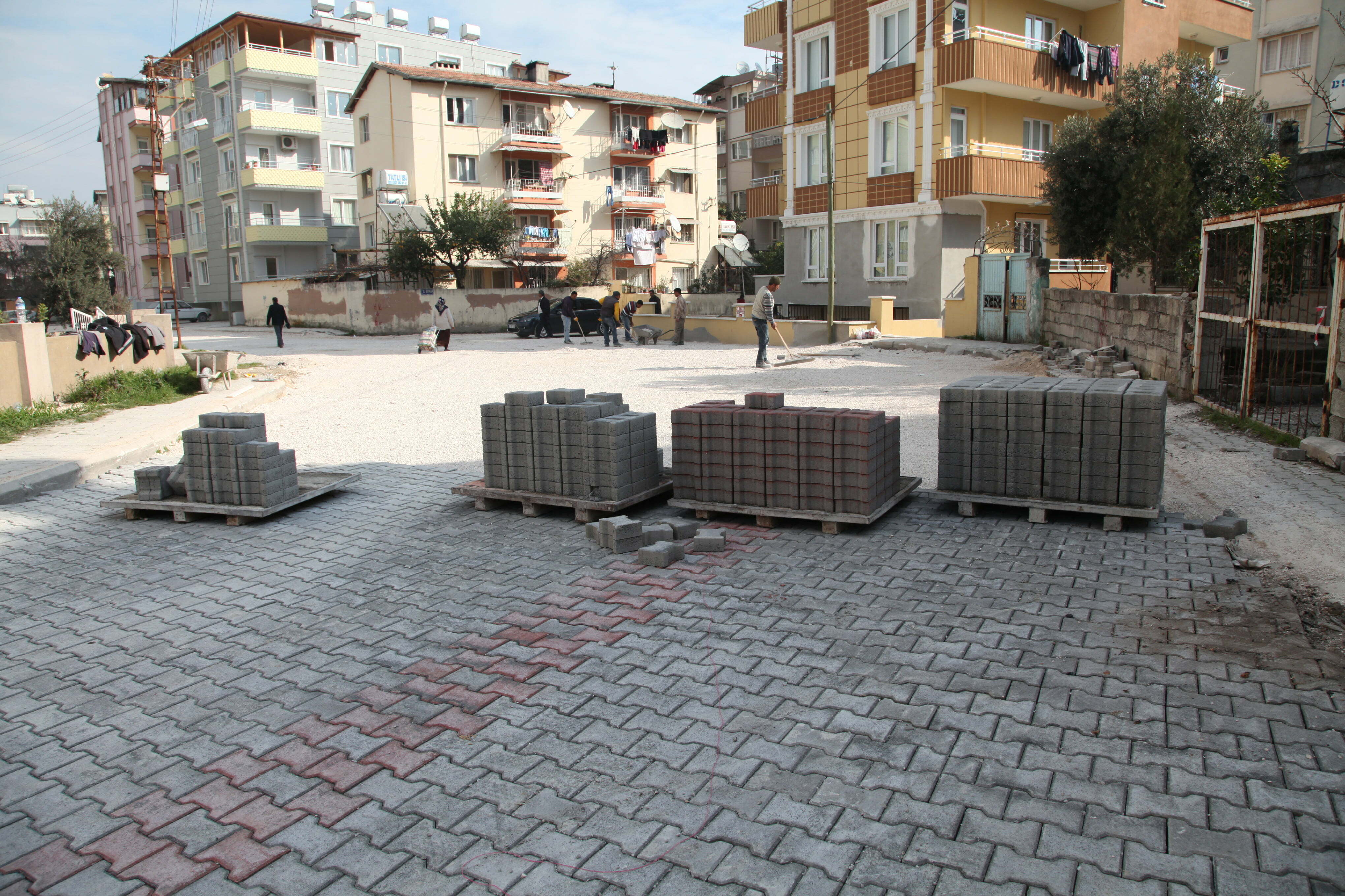HATAY BÜYÜKŞEHİR BELEDİYESİ PARKE TAŞLARI İLE TOPLAM 891.000 m2 YOL YAPACAK