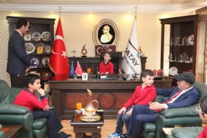 BAŞKAN SAVAŞ'IN KOLTUĞUNA SEVGİ SU YILMAZ OTURDU (11)