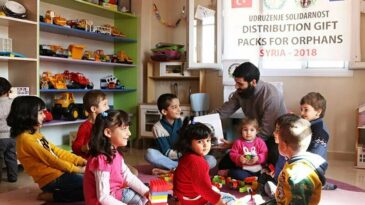 Suriyeli yetimlere çocuk paketi dağıtımı