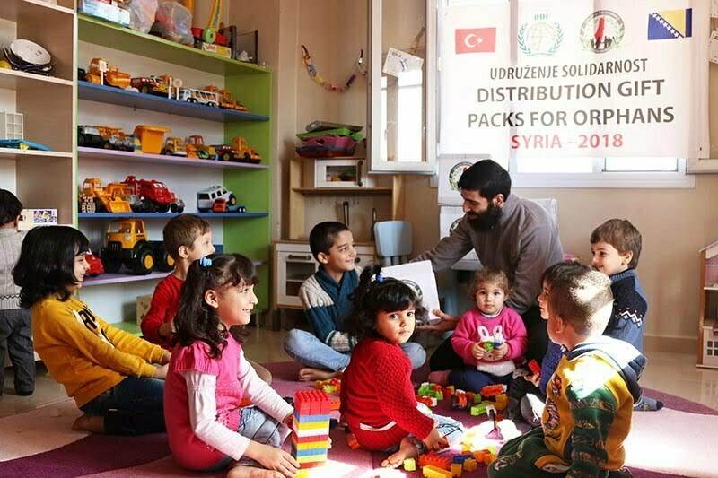 Suriyeli yetimlere çocuk paketi dağıtımı