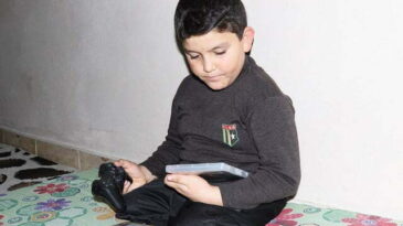 Suriyeli Abdulbasit’e Oyun Konsolu Hediyesi