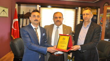 Genç İşadamı Cuma Demir’e plaket