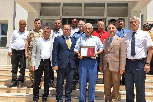 TSKGV’na nakdi bağışta bulunan Ali Konmaz’a  altın madalya ve berat verildi