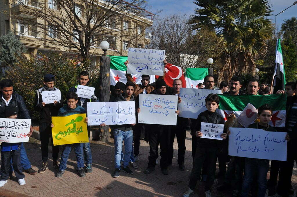 Suriyeliler Madaya’daki Açlığa Dikkat Çekti