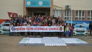 Jandarma’dan ilkokul öğrencilerine trafik eğitimi