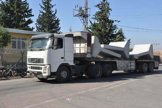 İdlib’e beton blok sevkiyatı devam ediyor