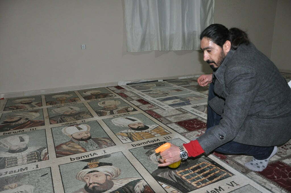 Osmanlı Padişahlarının mozaik tablosunu yaptı