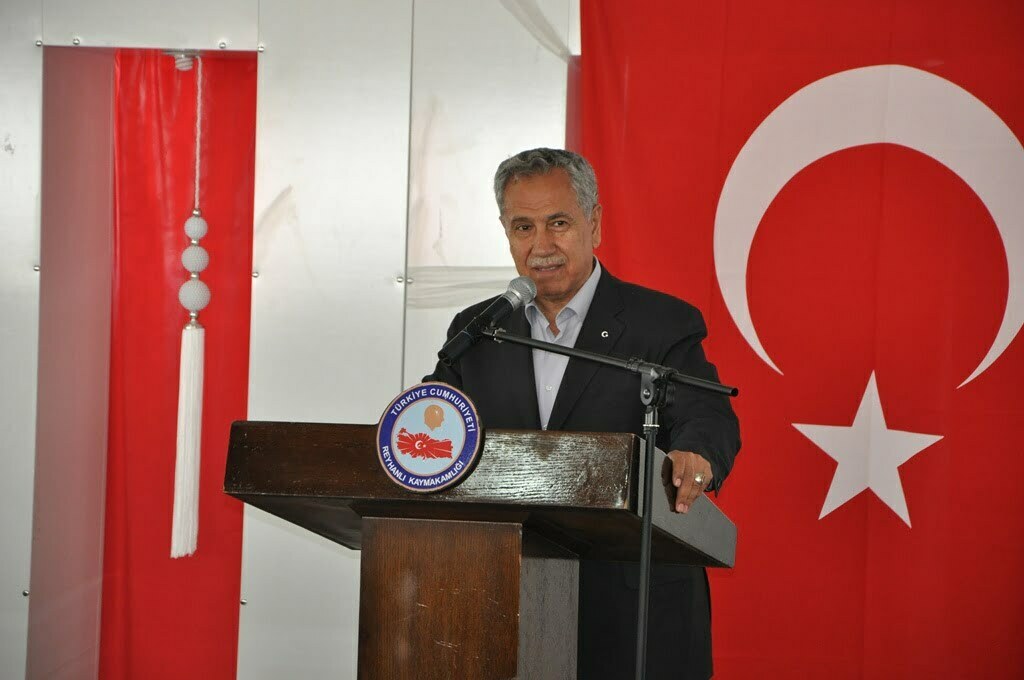 ARINÇ, “REYHANLI BU ACI KARŞISINDA KALE GİBİ AYAKTA DURDU”