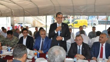 Protokol ile halk bayramlaştı