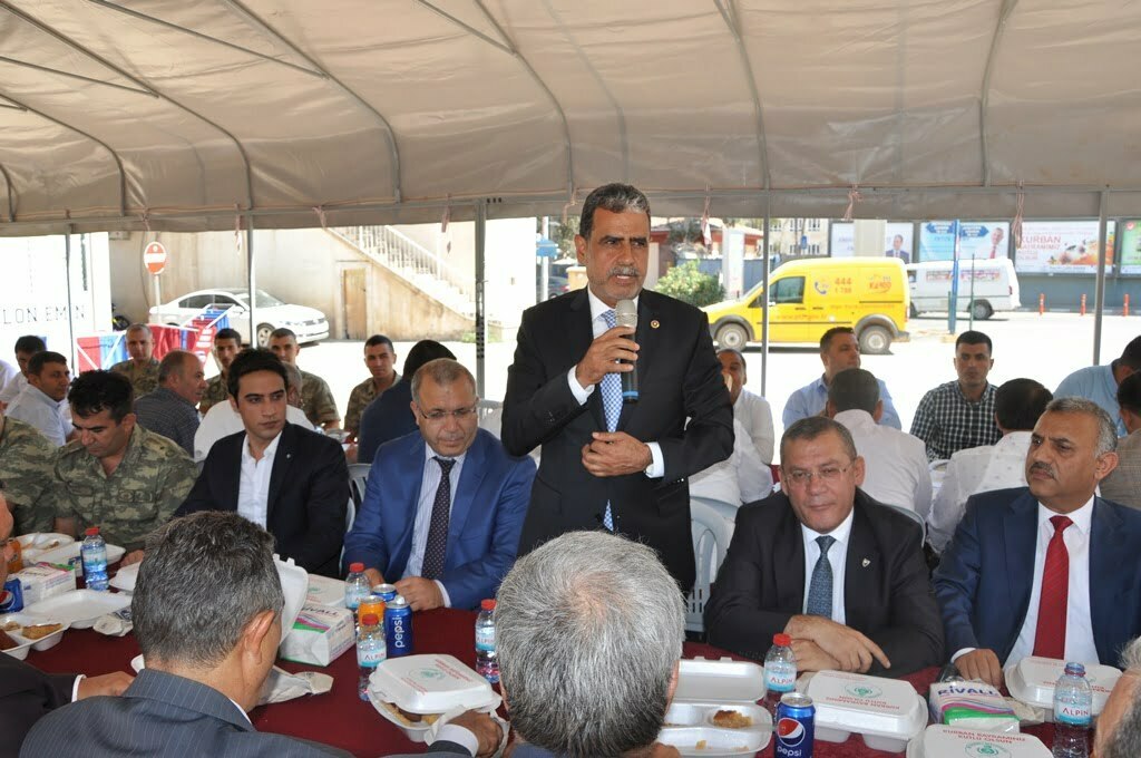 Protokol ile halk bayramlaştı