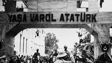 Hatay kurtuldu, yaşa varol Atatürk!