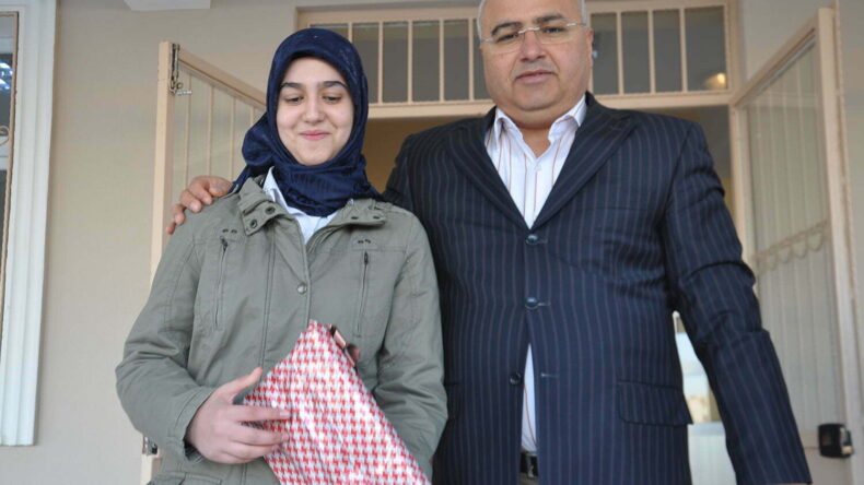 ŞİİR VE KOMPOZİSYON ŞAMPİYONLARI KIZ TEKNİK VE MESLEKİ ANADOLU LİSESİNDEN
