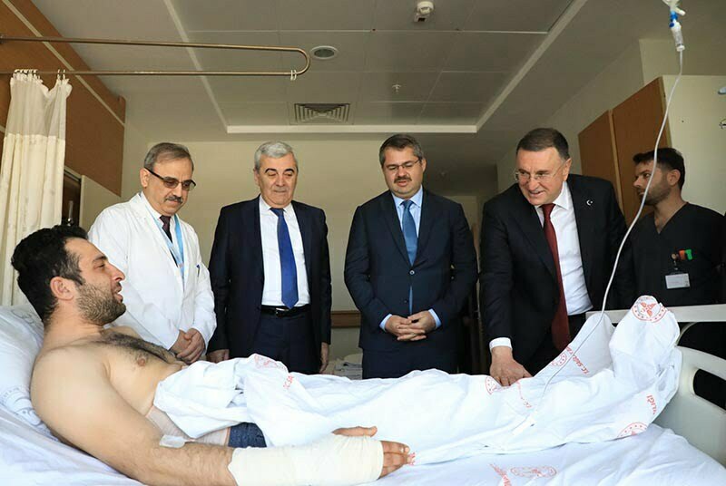 BAŞKAN SAVAŞ’TAN YARALI MEHMETÇİKLERE MORAL ZİYARETİ