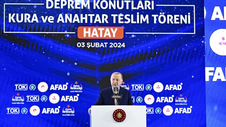 Cumhurbaşkanı Erdoğan”Hükümetimizin gündeminin değişmez ilk maddesi depremde yıkılan şehirlerimizin yeniden inşası ve ihyasıdır”
