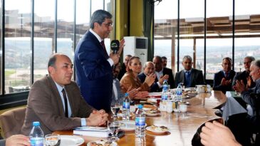 HATSU, MUHTARLARI TEK TEK DİNLİYOR