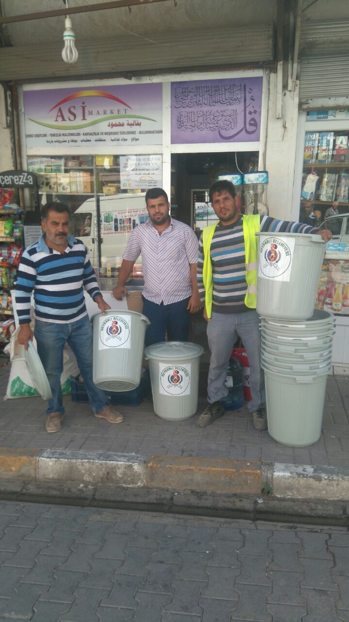Esnafa çöp bidonu dağıtıldı