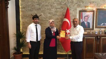 Yılın ebesine plaket