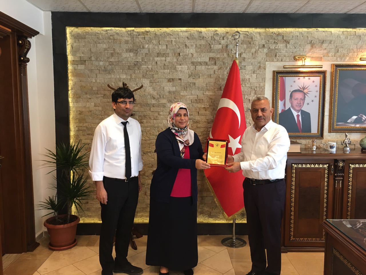 Yılın ebesine plaket