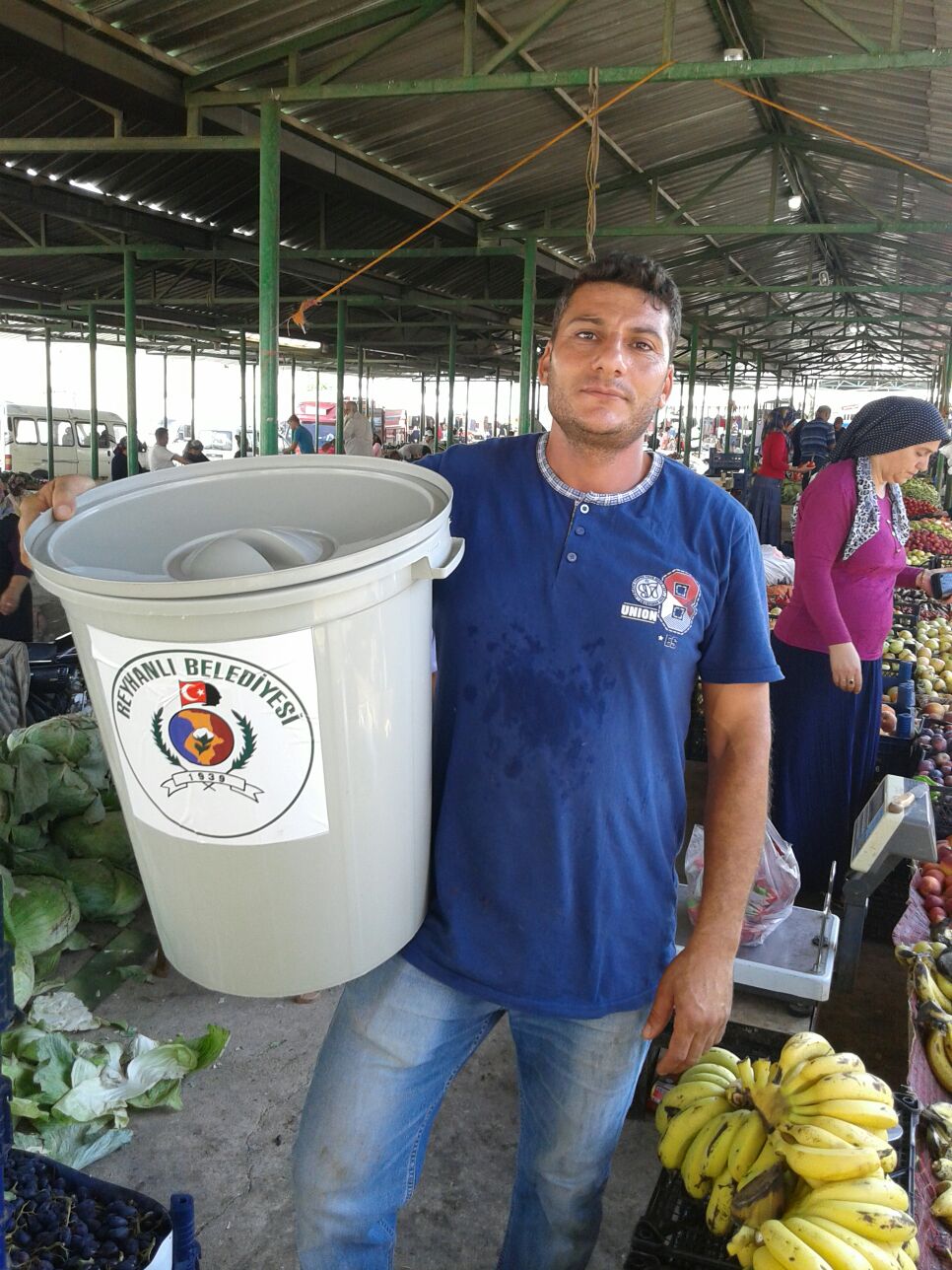 REYHANLI BELEDİYESİ PAZAR ESNAFINA ÇÖP KOVASI DAĞITTI