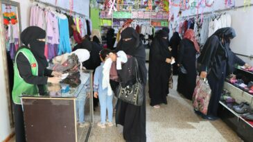 Ücretsiz giyim mağazalarıyla savaş mağduru ailelere kıyafet desteği