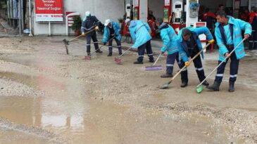 BÜYÜKŞEHİR EKİPLERİ YAŞANAN SEL FELAKETİ SONRASI YARALARI SARIYOR