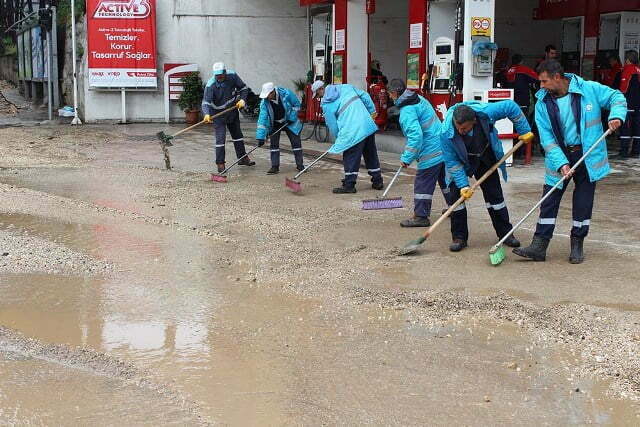 BÜYÜKŞEHİR EKİPLERİ YAŞANAN SEL FELAKETİ SONRASI YARALARI SARIYOR