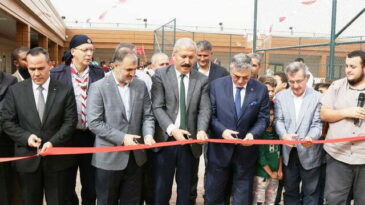 Savaş mağduru Suriyeli yetimlere okul