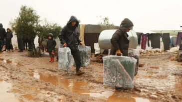 Yağmurdan zarar gören kamplara battaniye yardımı