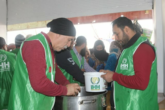 İHH’dan Afrin’deki halka sıcak yemek
