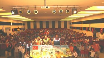ÖĞRENCİLERE TİYATRO İLE TRAFİK EĞİTİMİ