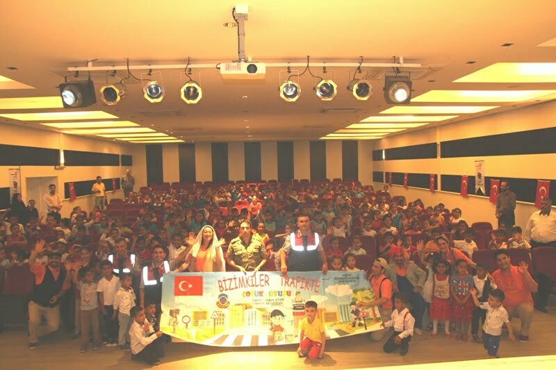 ÖĞRENCİLERE TİYATRO İLE TRAFİK EĞİTİMİ