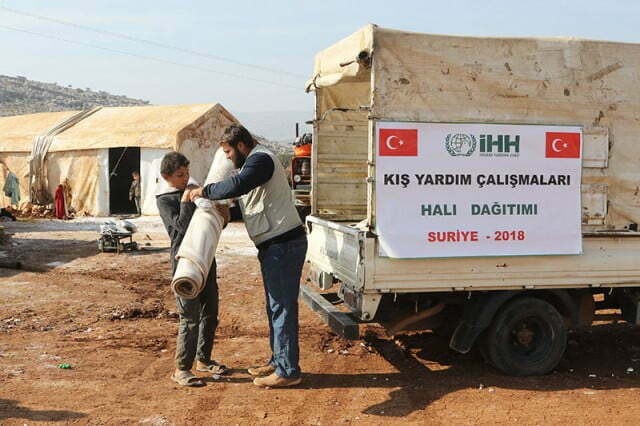 Suriye’deki kamplara halı ve mat yardımı