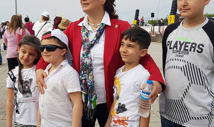 SUZAN ŞAHİN: ÇOCUKLAR İÇİN ŞİDDETSİZ, SÖMÜRÜSÜZ BİR DÜNYA İSTİYORUZ