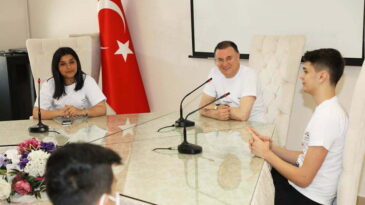 BAŞKAN SAVAŞ GENÇLERLE BİR ARADA