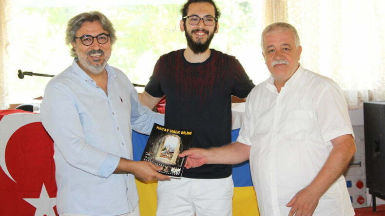 KALAYCIOĞLU ‘ACT MUSİC’ PROJESİNE KATILAN ÜYELERİNE ‘HATAY HALK BİLİMİ’ KİTABINI HEDİYE ETTİ