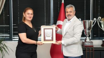 BAŞKAN ÖNTÜRK’TEN DEPREMZEDELERİN ABLASINA PLAKET