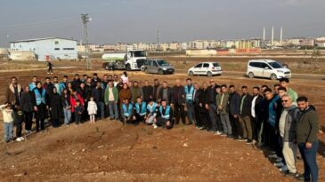 REYHANLI’DA ÜLKÜCÜLER ALPARSLAN TÜRKEŞ’İN ANISINA 108 FİDAN DİKTİ