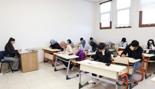 LİSE VE ÜNİVERSİTE YOLCULUĞUNDA HBB ÖĞRENCİLERİN YANINDA