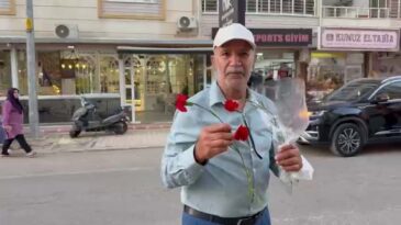 Trafikte kurallara uyan sürücülere karanfil dağıttı