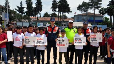 Öğrenciler Trafik Haftası’nda broşür dağıttı