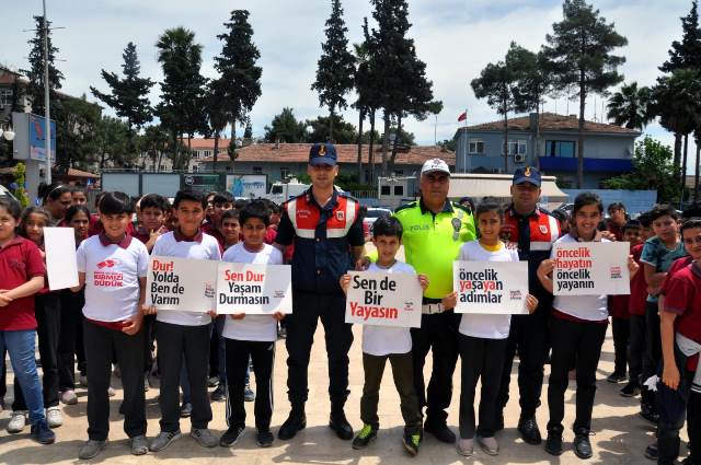 Öğrenciler Trafik Haftası’nda broşür dağıttı