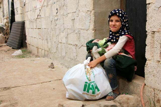 Afrin’de bin yetime çocuk gıda paketi