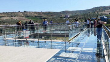 Altınözü Cam Teras, pandemiye rağmen 75 bin kişiyi ağırladı