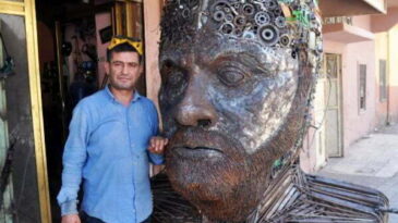 Bin 900 saatlik çalışma ile atıklardan yarım ton ağırlığında büst yaptı