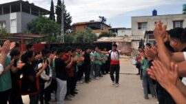 Türkiye şampiyonu olan Kılıç, okulunda davul zurna ile karşılandı