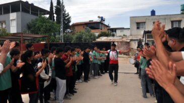 Türkiye şampiyonu olan Kılıç, okulunda davul zurna ile karşılandı
