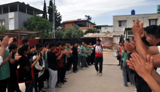Türkiye şampiyonu olan Kılıç, okulunda davul zurna ile karşılandı